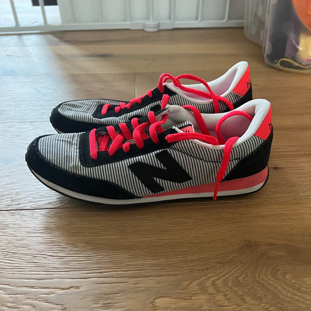 New Balance classic sneakers, size 6.5